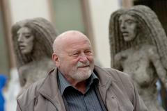 Sochař Olbram Zoubek se svými sochami na Ovocném trhu v Praze v dubnu 2006.