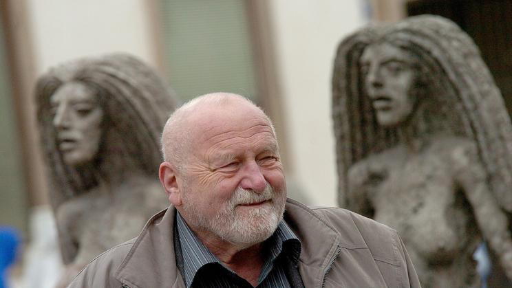 Sochař Olbram Zoubek se svými sochami na Ovocném trhu v Praze v dubnu 2006.