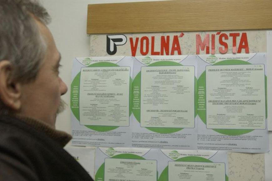 Práci si musí hledat jen pět Čechů ze sta, volných míst přibývá