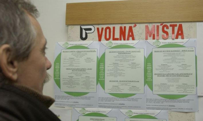 Nejvíce volných pracovních pozic nabízeli v březnu nadále zaměstnavatelé v Praze, téměř čtvrtinu z celku. Následoval Středočeský kraj.