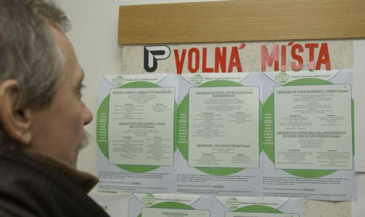 Nejvíce volných pracovních pozic nabízeli v březnu nadále zaměstnavatelé v Praze, téměř čtvrtinu z celku. Následoval Středočeský kraj.