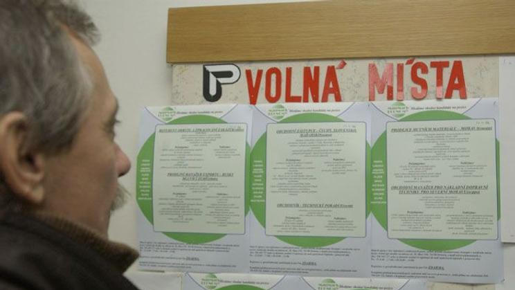 Nejvíce volných pracovních pozic nabízeli v březnu nadále zaměstnavatelé v Praze, téměř čtvrtinu z celku. Následoval Středočeský kraj.