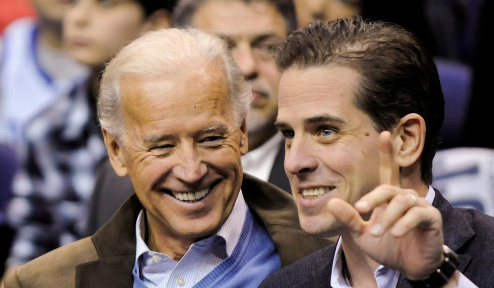 Bývalý americký prezident Joe Biden a jeho syn Hunter na archivním snímku