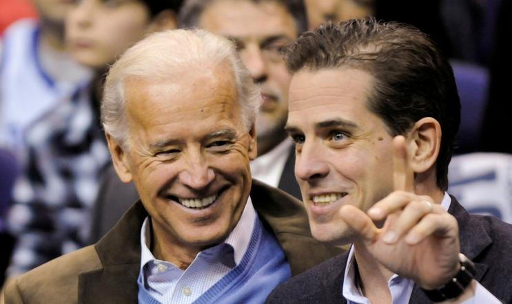 Bývalý americký prezident Joe Biden a jeho syn Hunter na archivním snímku