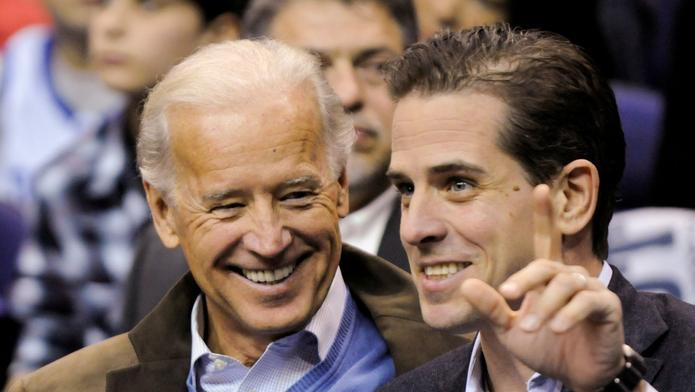Bývalý americký prezident Joe Biden a jeho syn Hunter na archivním snímku