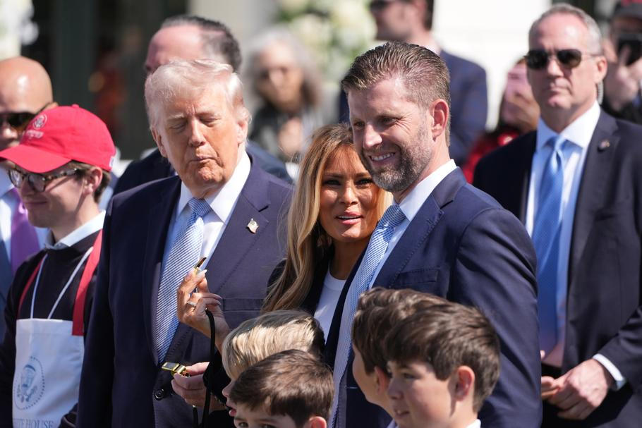 President Donald Trump se svou chotí Melanií a druhorozeným synem Ericem na snímku ze dubna