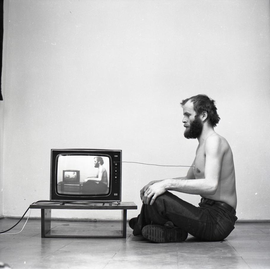 Paweł Kwiek, Video and the Breath – Channel of Information, (Video a dech – Informační kanál), fotodokumentace video performance, Fundacja Arton, Varšava, 1978. 