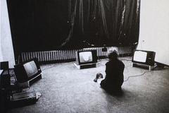 Izabella Gustowska, Portret wielokrotny (Vícenásobný portrét), dokumentace video performance, Galerie Akumulatory 2, Poznaň, 1985. 