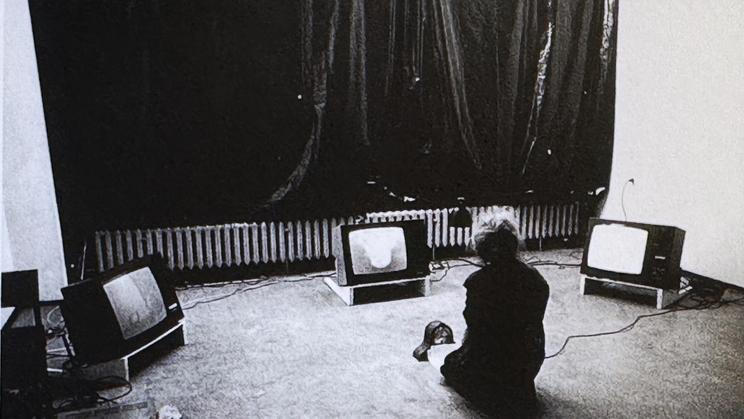 Izabella Gustowska, Portret wielokrotny (Vícenásobný portrét), dokumentace video performance, Galerie Akumulatory 2, Poznaň, 1985. 