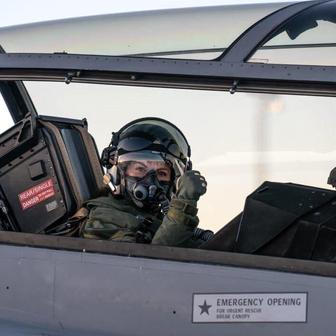 Princezny na cvičáku: Stíhačky, dril a vojenská služba budoucích panovnic