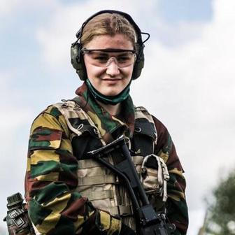 Princezny na cvičáku: Stíhačky, dril a vojenská služba budoucích panovnic