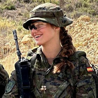 Princezny na cvičáku: Stíhačky, dril a vojenská služba budoucích panovnic