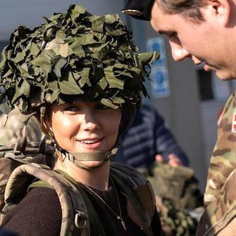 Princezny na cvičáku: Stíhačky, dril a vojenská služba budoucích panovnic