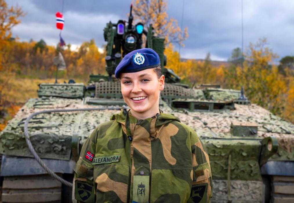 Princezny na cvičáku: Stíhačky, dril a vojenská služba budoucích panovnic