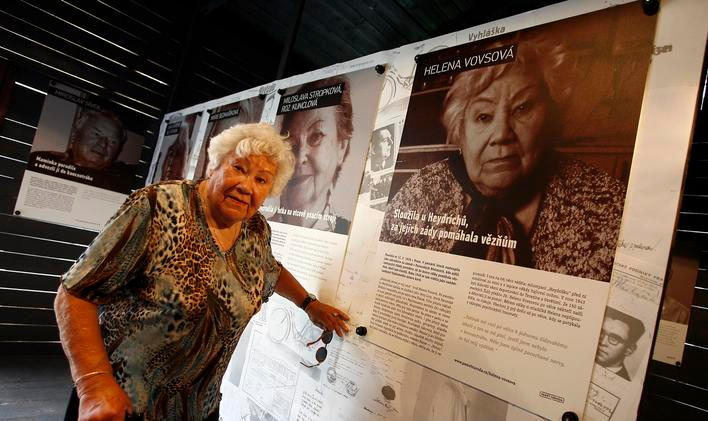 Helena Vovsová (na archivním snímku z roku 2012) nastoupila v 15 letech jako pomocná zahradnice na zámek, kde sídlil zastupující říšský protektor, nejprve Konstantin von Neurath a po něm Reinhard Heydrich s rodinou. Mladá žena pak s nasazením vlastního života pomáhala židovským vězňům, kteří na zámku otrocky pracovali.