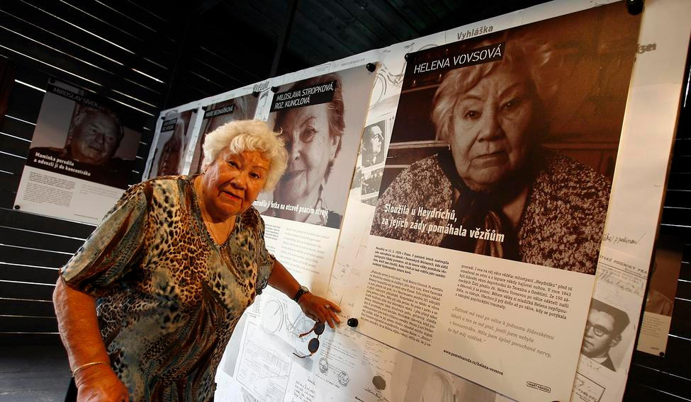 Helena Vovsová (na archivním snímku z roku 2012) nastoupila v 15 letech jako pomocná zahradnice na zámek, kde sídlil zastupující říšský protektor, nejprve Konstantin von Neurath a po něm Reinhard Heydrich s rodinou. Mladá žena pak s nasazením vlastního života pomáhala židovským vězňům, kteří na zámku otrocky pracovali.