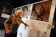 Helena Vovsová (na archivním snímku z roku 2012) nastoupila v 15 letech jako pomocná zahradnice na zámek, kde sídlil zastupující říšský protektor, nejprve Konstantin von Neurath a po něm Reinhard Heydrich s rodinou. Mladá žena pak s nasazením vlastního života pomáhala židovským vězňům, kteří na zámku otrocky pracovali.