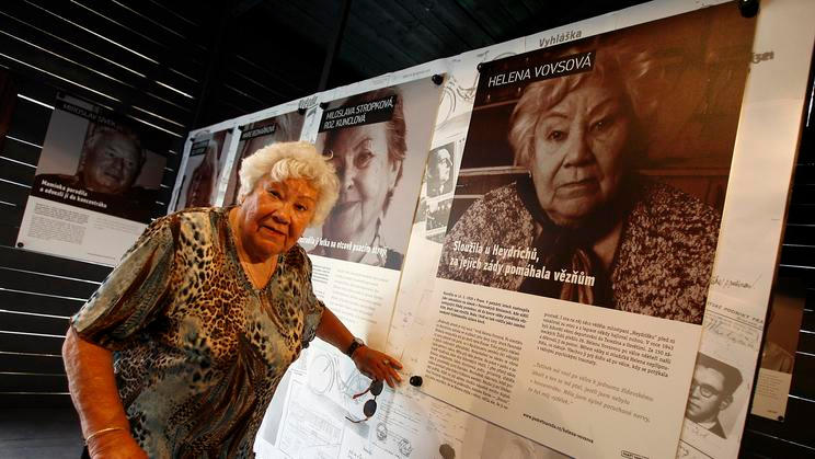 Helena Vovsová (na archivním snímku z roku 2012) nastoupila v 15 letech jako pomocná zahradnice na zámek, kde sídlil zastupující říšský protektor, nejprve Konstantin von Neurath a po něm Reinhard Heydrich s rodinou. Mladá žena pak s nasazením vlastního života pomáhala židovským vězňům, kteří na zámku otrocky pracovali.