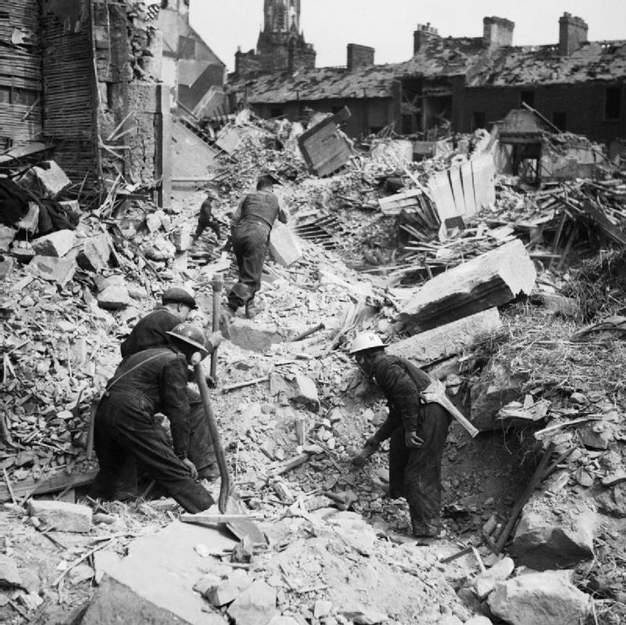 Letecký útok na Belfast připravil o život 900 lidí.