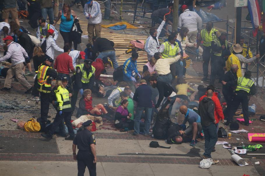 Bostonský maraton se stal dějištěm bombového útoku.