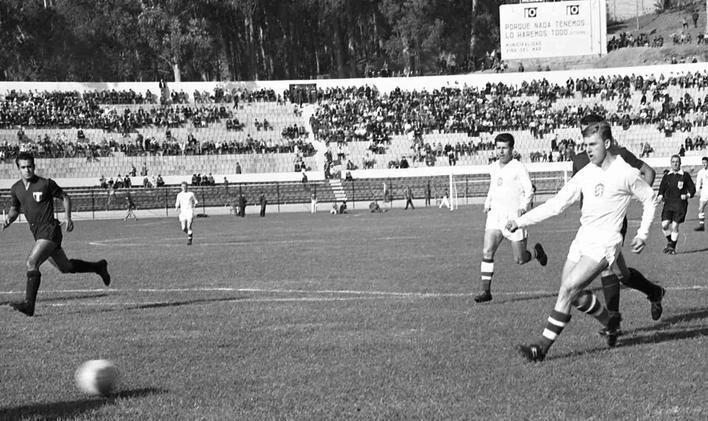 Václav Mašek (vpravo) střílí v první minutě utkání jedinou branku ČSSR v zápase s Mexikem na MS 1962