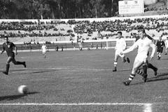 Václav Mašek (vpravo) střílí v první minutě utkání jedinou branku ČSSR v zápase s Mexikem na MS 1962