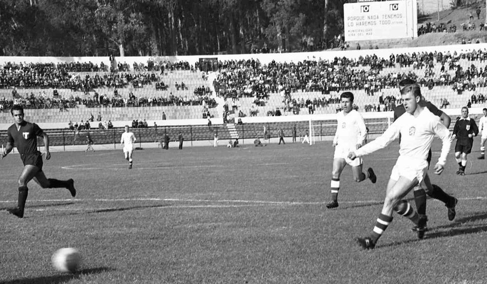 Václav Mašek (vpravo) střílí v první minutě utkání jedinou branku ČSSR v zápase s Mexikem na MS 1962