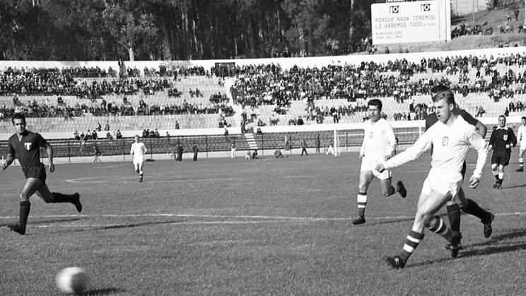 Václav Mašek (vpravo) střílí v první minutě utkání jedinou branku ČSSR v zápase s Mexikem na MS 1962