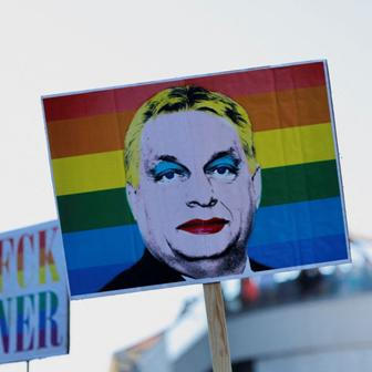 Lidé si na zakázaný Pride přinesli transparenty a trička s nalíčeným konzervativním premiérem Viktorem Orbánem. Červen 2025.