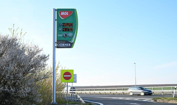 čerpací stanice MOL, benzinová pumpa, cenový sloup, totem, benzin, nafta, ceník, ceny, dálnice D35