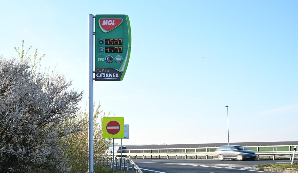 čerpací stanice MOL, benzinová pumpa, cenový sloup, totem, benzin, nafta, ceník, ceny, dálnice D35