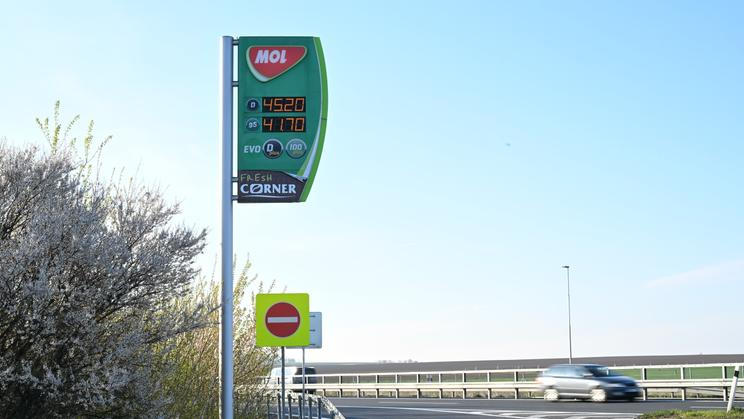 čerpací stanice MOL, benzinová pumpa, cenový sloup, totem, benzin, nafta, ceník, ceny, dálnice D35