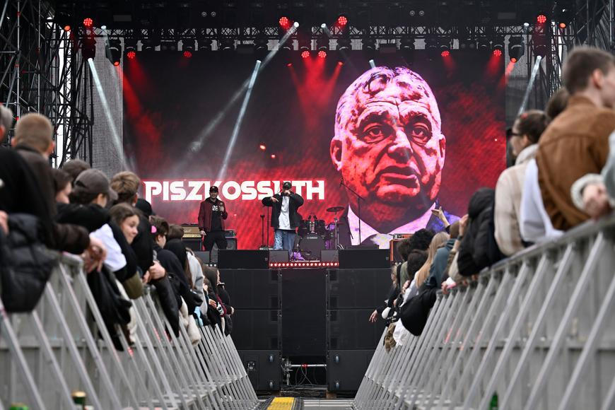 „Rusové, jděte domů!“ Desetisíce lidí v Budapešti přišly na koncert proti Orbánovi