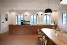 Místo, jež majitelé ještě nedávno sami označovali jako „ruinu“, prošlo během let proměnou, která je spíše příběhem vztahů, trpělivosti a respektu než jen architektonickou realizací. Realizací, které se chopili tehdejší studenti.