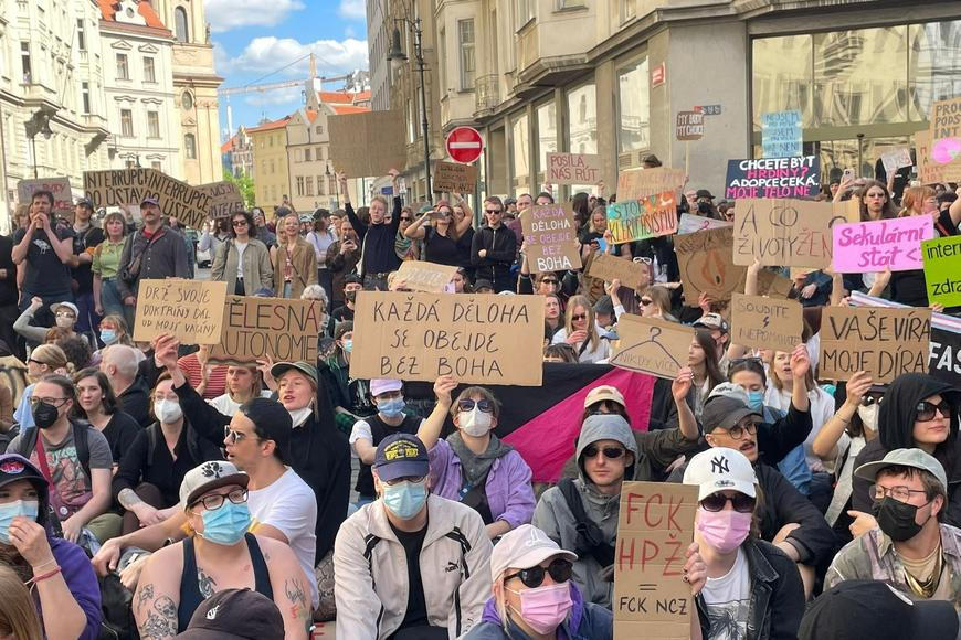 V ulicích Prahy jsou odpůrci a příznivci potratů. Policie ve střehu, bojí se střetu