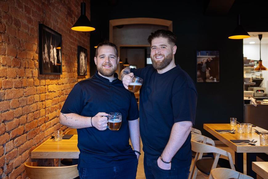 Seřvou se a jedou dál. Bratři z Beskyd vaří dědův lalok a ukazují, že i čuňačina může být hit