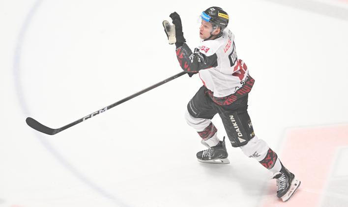 Pavel Kousal v extraligovém semifinále Pardubice - Sparta