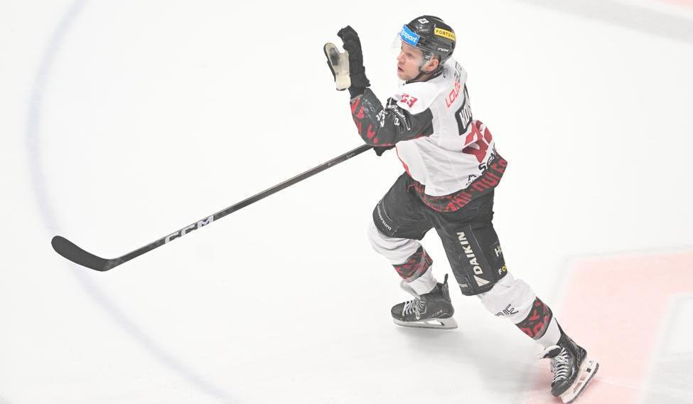 Pavel Kousal v extraligovém semifinále Pardubice - Sparta