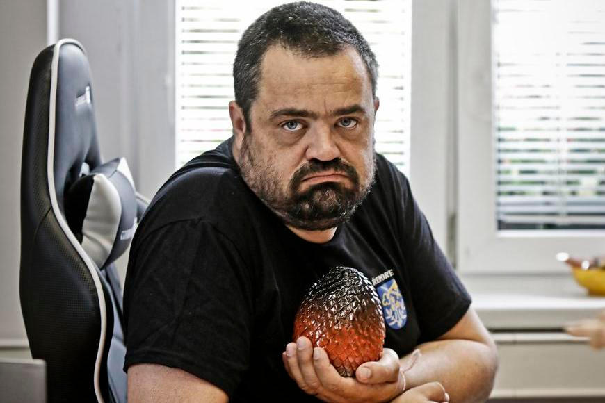 Drsný útok na Novotného. Tvář Stačilo! mu dala facku i kopanec. Incident je na videu