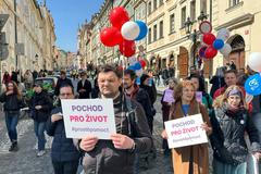 Účastníci Pochodu pro život jdou dolů z Hradčanského náměstí do centra