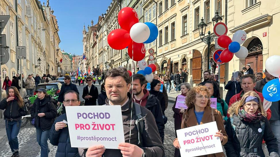 Účastníci Pochodu pro život jdou dolů z Hradčanského náměstí do centra