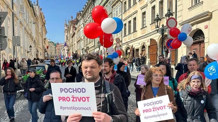 Účastníci Pochodu pro život jdou dolů z Hradčanského náměstí do centra