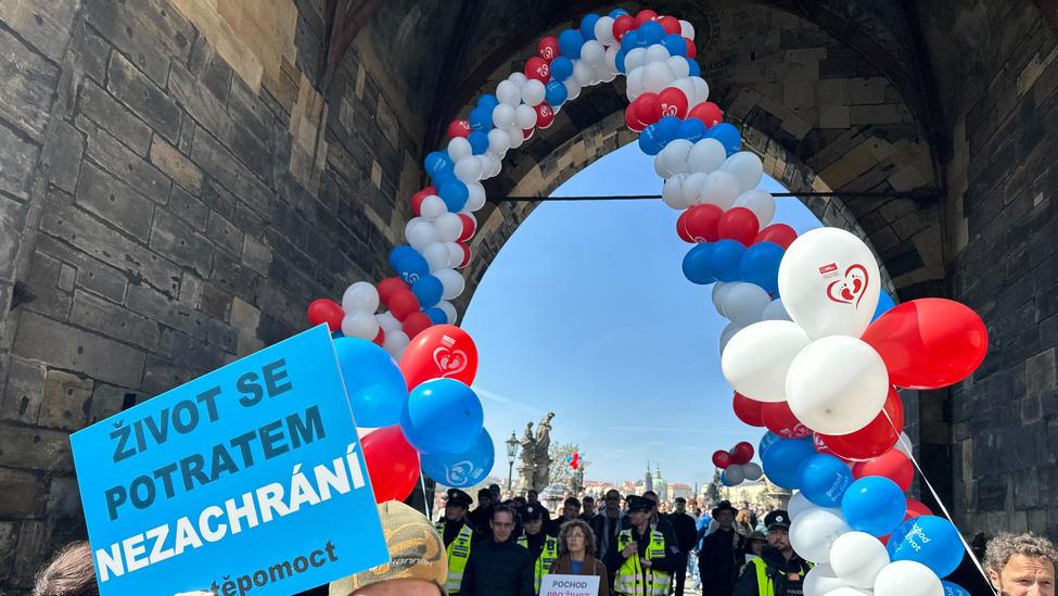 Účastníci Pochodu pro život se vydali do centra přes Karlův most