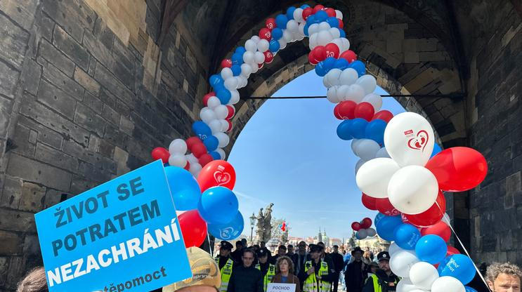 Účastníci Pochodu pro život se vydali do centra přes Karlův most