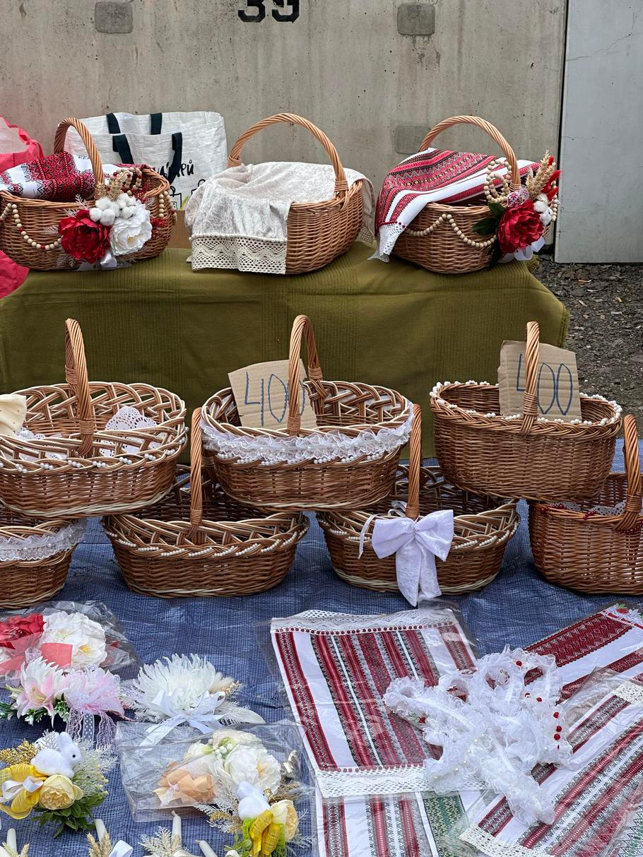 Prodej velikonočních košíků na bleším trhu u Elektry v Praze. 11. dubna 2025.