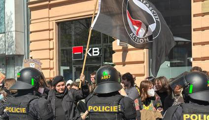 Těžkooděnci oddělují znesvářené tábory na Václavském náměstí