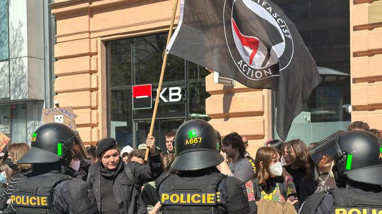 Těžkooděnci oddělují znesvářené tábory na Václavském náměstí