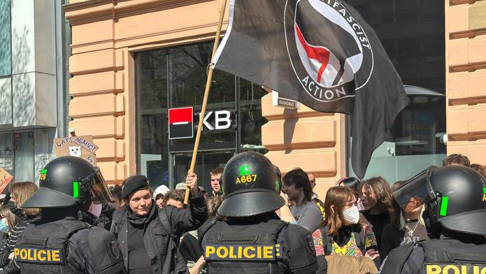 Těžkooděnci oddělují znesvářené tábory na Václavském náměstí