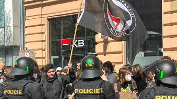 Těžkooděnci oddělují znesvářené tábory na Václavském náměstí