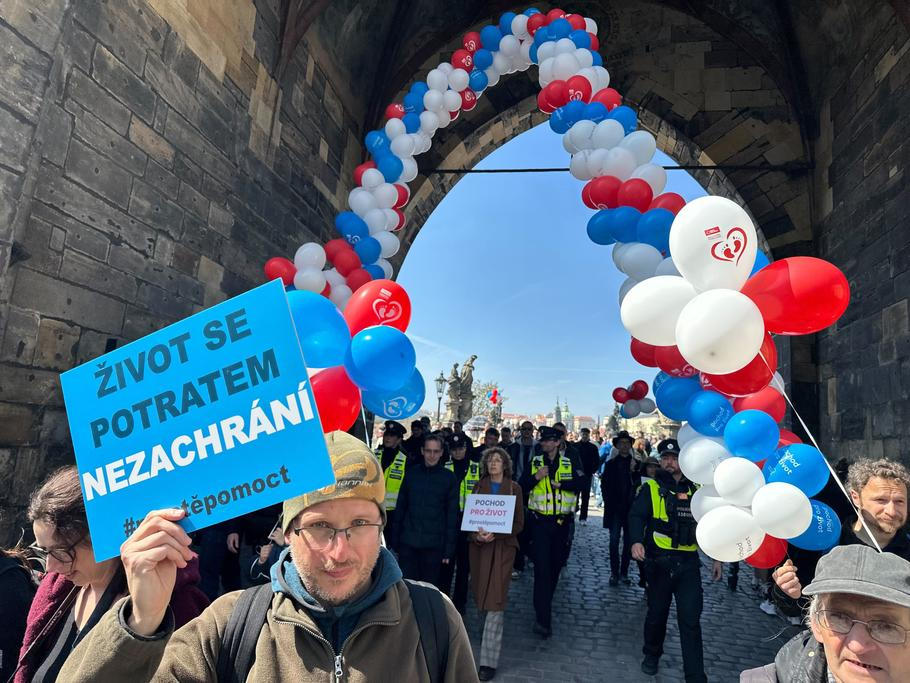 Účastníci Pochodu pro život se vydali do centra přes Karlův most